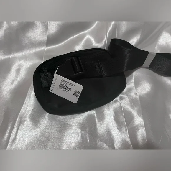 GOLD Lululemon Everywhere Belt Bag - Picture 5 of 6